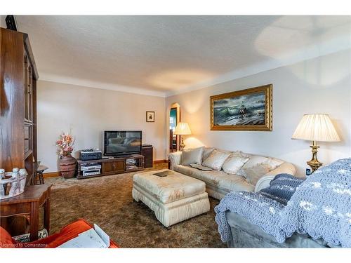 5473 Hillsdale Avenue, Niagara Falls, ON - Indoor Photo Showing Living Room