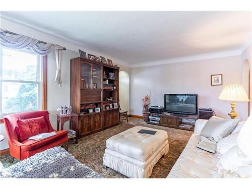 5473 Hillsdale Avenue, Niagara Falls, ON - Indoor Photo Showing Living Room