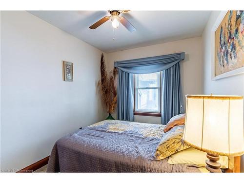 5473 Hillsdale Avenue, Niagara Falls, ON - Indoor Photo Showing Bedroom