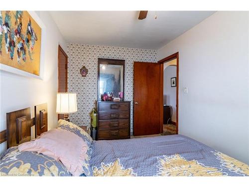 5473 Hillsdale Avenue, Niagara Falls, ON - Indoor Photo Showing Bedroom