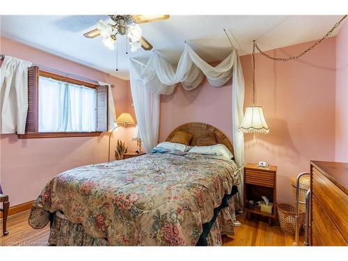 5473 Hillsdale Avenue, Niagara Falls, ON - Indoor Photo Showing Bedroom