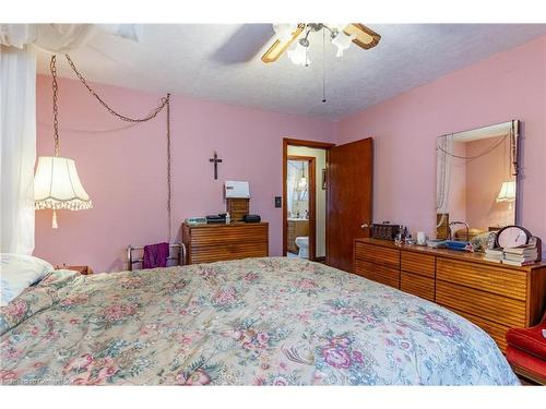 5473 Hillsdale Avenue, Niagara Falls, ON - Indoor Photo Showing Bedroom