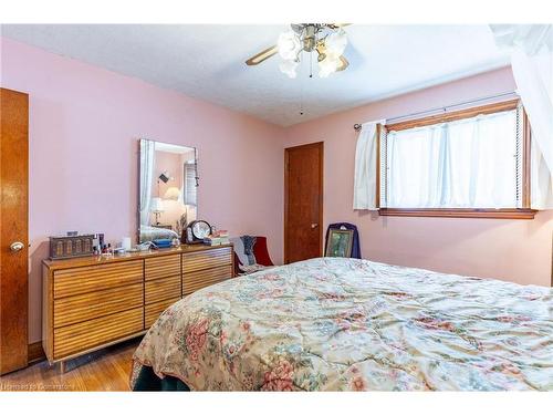 5473 Hillsdale Avenue, Niagara Falls, ON - Indoor Photo Showing Bedroom