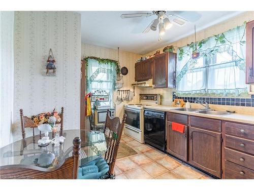 5473 Hillsdale Avenue, Niagara Falls, ON - Indoor Photo Showing Kitchen With Double Sink