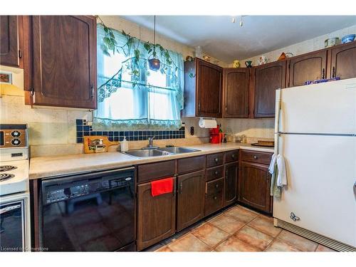 5473 Hillsdale Avenue, Niagara Falls, ON - Indoor Photo Showing Kitchen With Double Sink