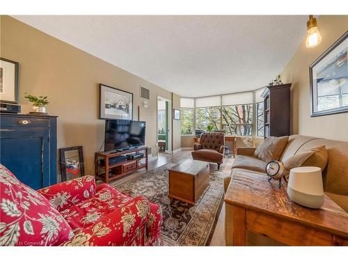 204-1270 Maple Crossing Boulevard, Burlington, ON - Indoor Photo Showing Living Room