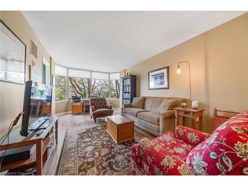 204-1270 Maple Crossing Boulevard, Burlington, ON - Indoor Photo Showing Living Room