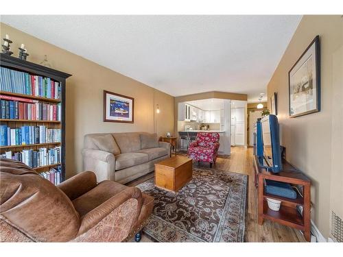 204-1270 Maple Crossing Boulevard, Burlington, ON - Indoor Photo Showing Living Room