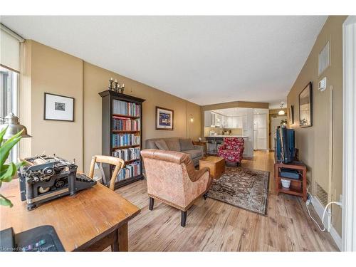 204-1270 Maple Crossing Boulevard, Burlington, ON - Indoor Photo Showing Living Room