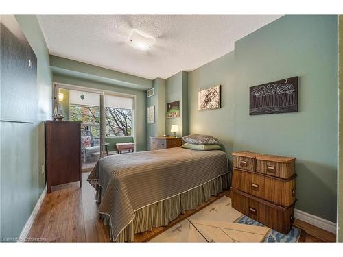 204-1270 Maple Crossing Boulevard, Burlington, ON - Indoor Photo Showing Bedroom