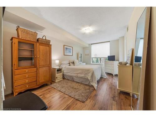 204-1270 Maple Crossing Boulevard, Burlington, ON - Indoor Photo Showing Bedroom