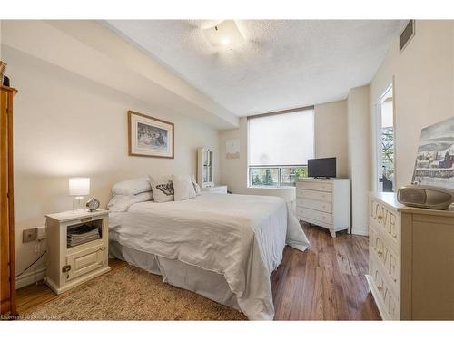 204-1270 Maple Crossing Boulevard, Burlington, ON - Indoor Photo Showing Bedroom