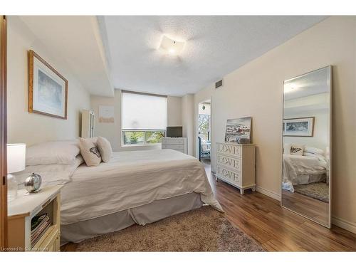 204-1270 Maple Crossing Boulevard, Burlington, ON - Indoor Photo Showing Bedroom