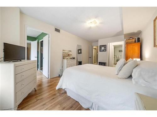 204-1270 Maple Crossing Boulevard, Burlington, ON - Indoor Photo Showing Bedroom