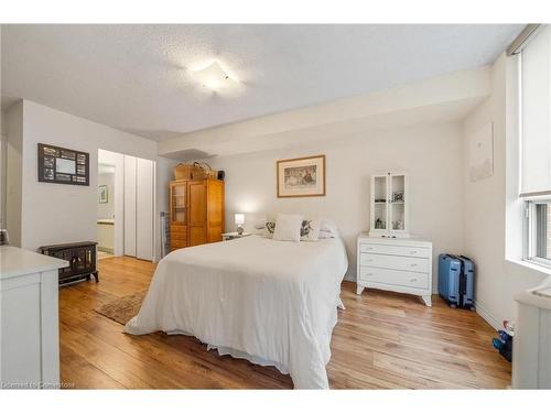 204-1270 Maple Crossing Boulevard, Burlington, ON - Indoor Photo Showing Bedroom