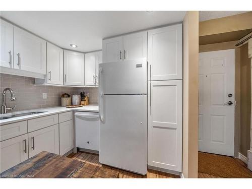 204-1270 Maple Crossing Boulevard, Burlington, ON - Indoor Photo Showing Kitchen