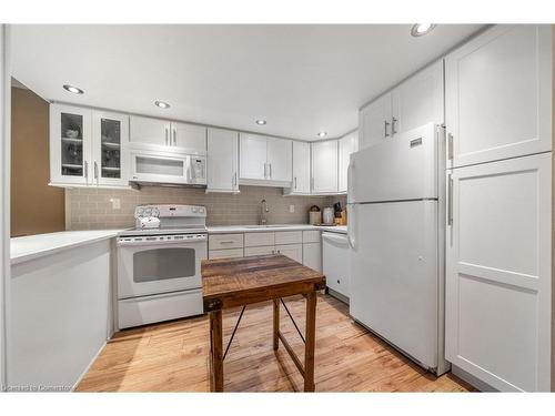 204-1270 Maple Crossing Boulevard, Burlington, ON - Indoor Photo Showing Kitchen