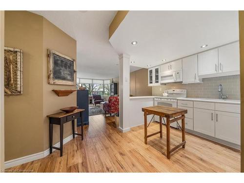 204-1270 Maple Crossing Boulevard, Burlington, ON - Indoor Photo Showing Kitchen