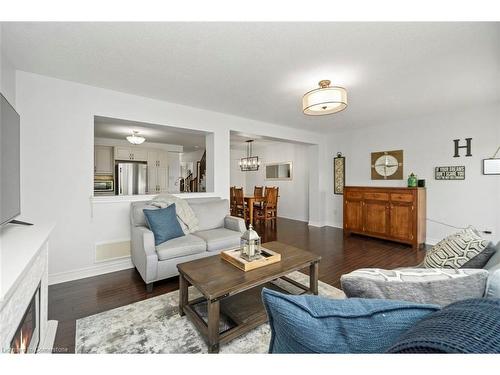 119-1035 Victoria Road S, Guelph, ON - Indoor Photo Showing Living Room