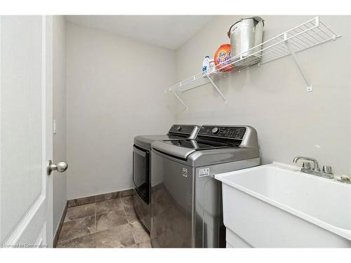 119-1035 Victoria Road S, Guelph, ON - Indoor Photo Showing Laundry Room