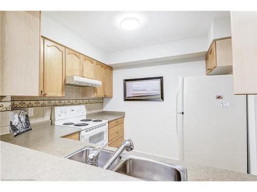 1308-100 Burloak Drive, Burlington, ON - Indoor Photo Showing Kitchen