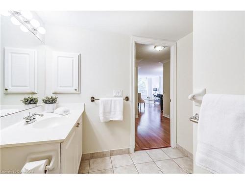 1308-100 Burloak Drive, Burlington, ON - Indoor Photo Showing Bathroom