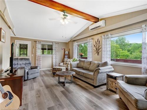 1686 Old Brock Street, Vittoria, ON - Indoor Photo Showing Living Room