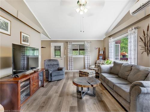 1686 Old Brock Street, Vittoria, ON - Indoor Photo Showing Living Room