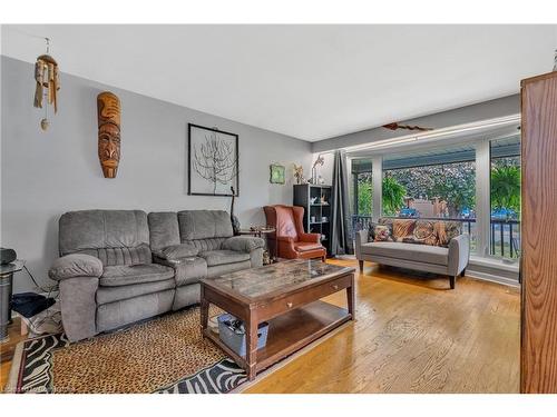 206 Kings Forest Drive, Hamilton, ON - Indoor Photo Showing Living Room