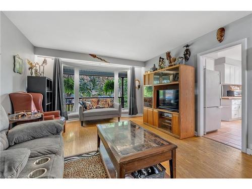 206 Kings Forest Drive, Hamilton, ON - Indoor Photo Showing Living Room