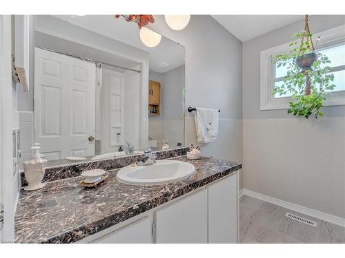 206 Kings Forest Drive, Hamilton, ON - Indoor Photo Showing Bathroom