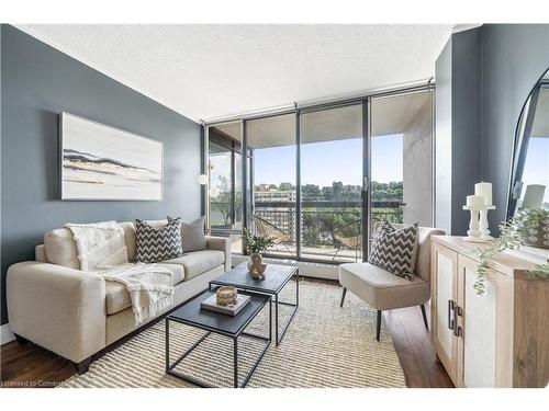 2907-150 Charlton Avenue E, Hamilton, ON - Indoor Photo Showing Living Room