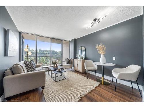 2907-150 Charlton Avenue E, Hamilton, ON - Indoor Photo Showing Living Room