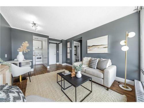 2907-150 Charlton Avenue E, Hamilton, ON - Indoor Photo Showing Living Room