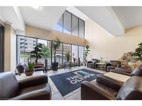 2907-150 Charlton Avenue E, Hamilton, ON - Indoor Photo Showing Living Room