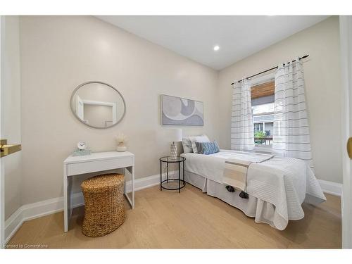 22 Windsor Street, Hamilton, ON - Indoor Photo Showing Bedroom