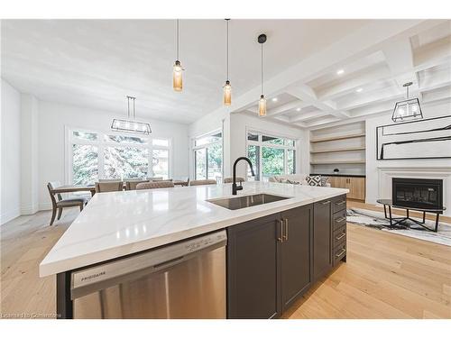 27 Cielo Court, Hamilton, ON - Indoor Photo Showing Kitchen With Upgraded Kitchen