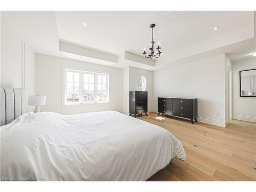 27 Cielo Court, Hamilton, ON - Indoor Photo Showing Bedroom