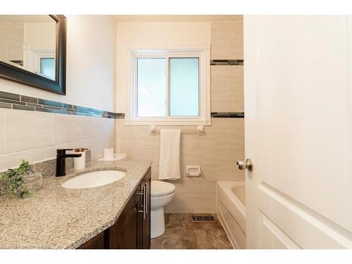 256 Charlton Avenue E, Hamilton, ON - Indoor Photo Showing Bathroom