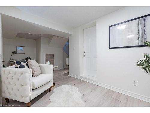 256 Charlton Avenue E, Hamilton, ON - Indoor Photo Showing Living Room