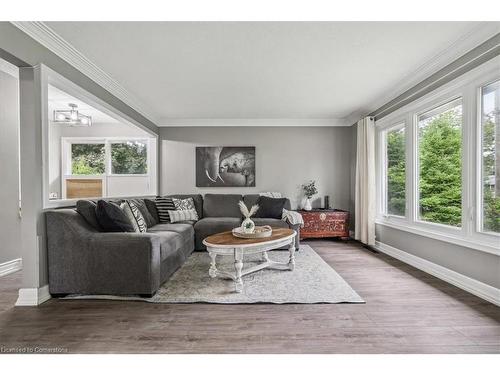 5 Howard Avenue, St. Catharines, ON - Indoor Photo Showing Living Room