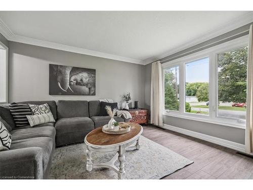 5 Howard Avenue, St. Catharines, ON - Indoor Photo Showing Living Room