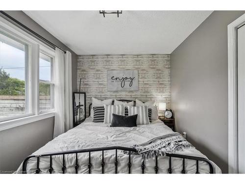 5 Howard Avenue, St. Catharines, ON - Indoor Photo Showing Bedroom