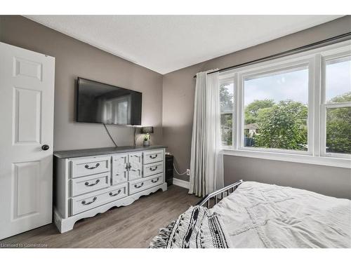 5 Howard Avenue, St. Catharines, ON - Indoor Photo Showing Bedroom