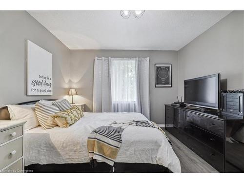 5 Howard Avenue, St. Catharines, ON - Indoor Photo Showing Bedroom