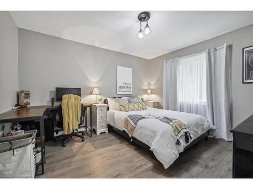 5 Howard Avenue, St. Catharines, ON - Indoor Photo Showing Bedroom