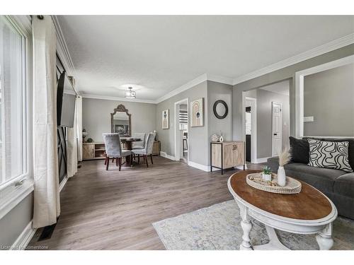 5 Howard Avenue, St. Catharines, ON - Indoor Photo Showing Living Room