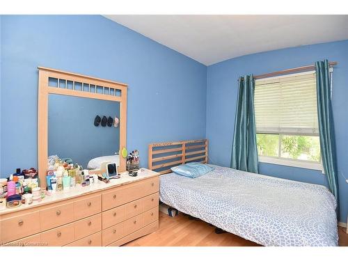 33 Fielding Crescent, Hamilton, ON - Indoor Photo Showing Bedroom