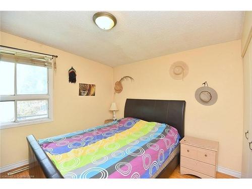 33 Fielding Crescent, Hamilton, ON - Indoor Photo Showing Bedroom