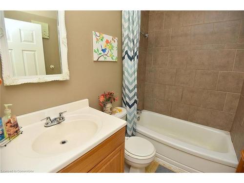 33 Fielding Crescent, Hamilton, ON - Indoor Photo Showing Bathroom